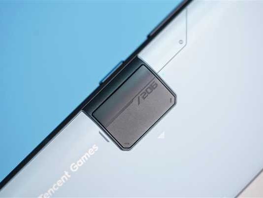 给工业机器装上一个会思考的“体温调节中枢”：聊聊AI温控芯片的门道