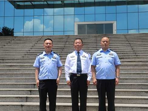 技术岗位的“白衬衫”传奇：从代码到警监的进阶之路