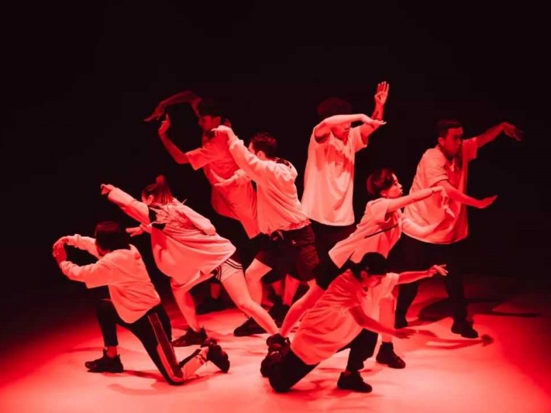 当金秋遇上AI：原来照片和想象都能跳出生命之舞