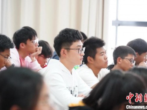 上课ai图片不光能偷懒，还能让娃儿些听得眼睛发直！我这土办法你肯定用得着