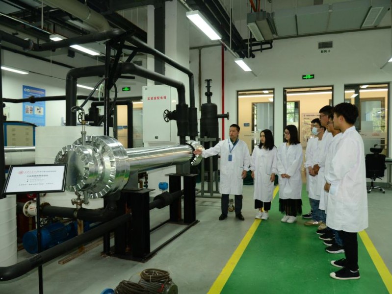化学工程与技术方向：打破刻板印象的现代科技基石