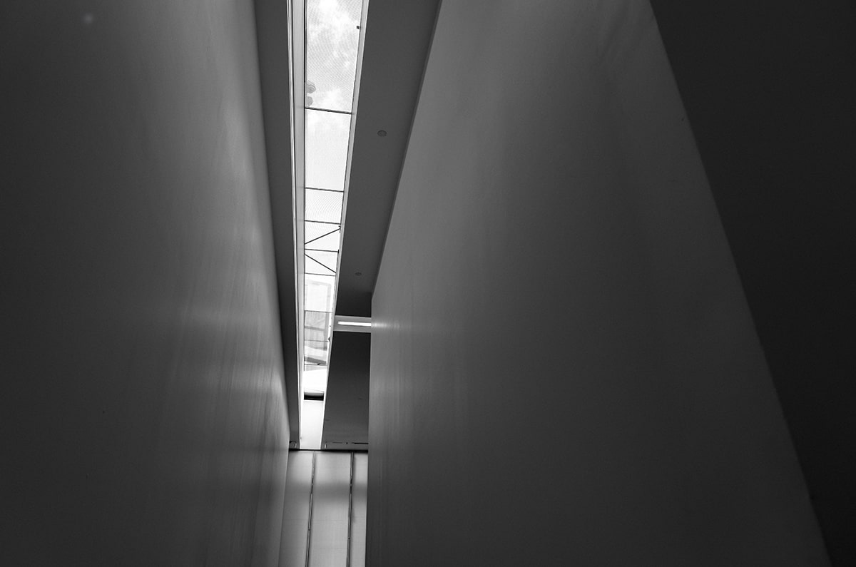 AI时代巨头的致命弱点：微软CEO亲承“规模”竟成创新枷锁！